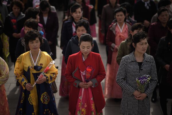 Mulheres depõem flores nos monumentos dos líderes norte-coreanos Kim Il-sung e Kim Jong-il, Pyongyang, 15 de abril de 2018 - Sputnik Brasil