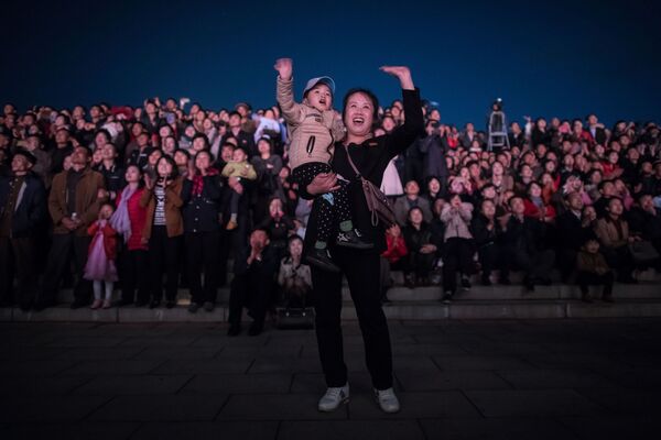 Moradores de Pyongyang durante lançamento de fogos de artifício no centro da capital norte-coreana, 15 de abril de 2018 - Sputnik Brasil