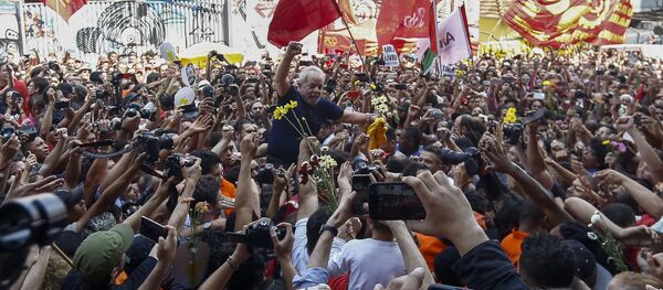 Luiz Inácio Lula da Silva, ex-presidente do Brasil, com seus apoiadores antes de se entregar à polícia - Sputnik Brasil
