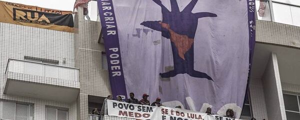 Militantes do MTST e Povo Sem Medo ocupam o tríplex do Guarujá (SP) - Sputnik Brasil