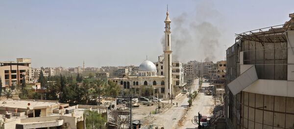 Forças pró-governo sírias entram na praça principal de Kfar Batna, no sudeste de Ghouta, periferia leste da capital (Damasco 19 de março de 2018) - Sputnik Brasil