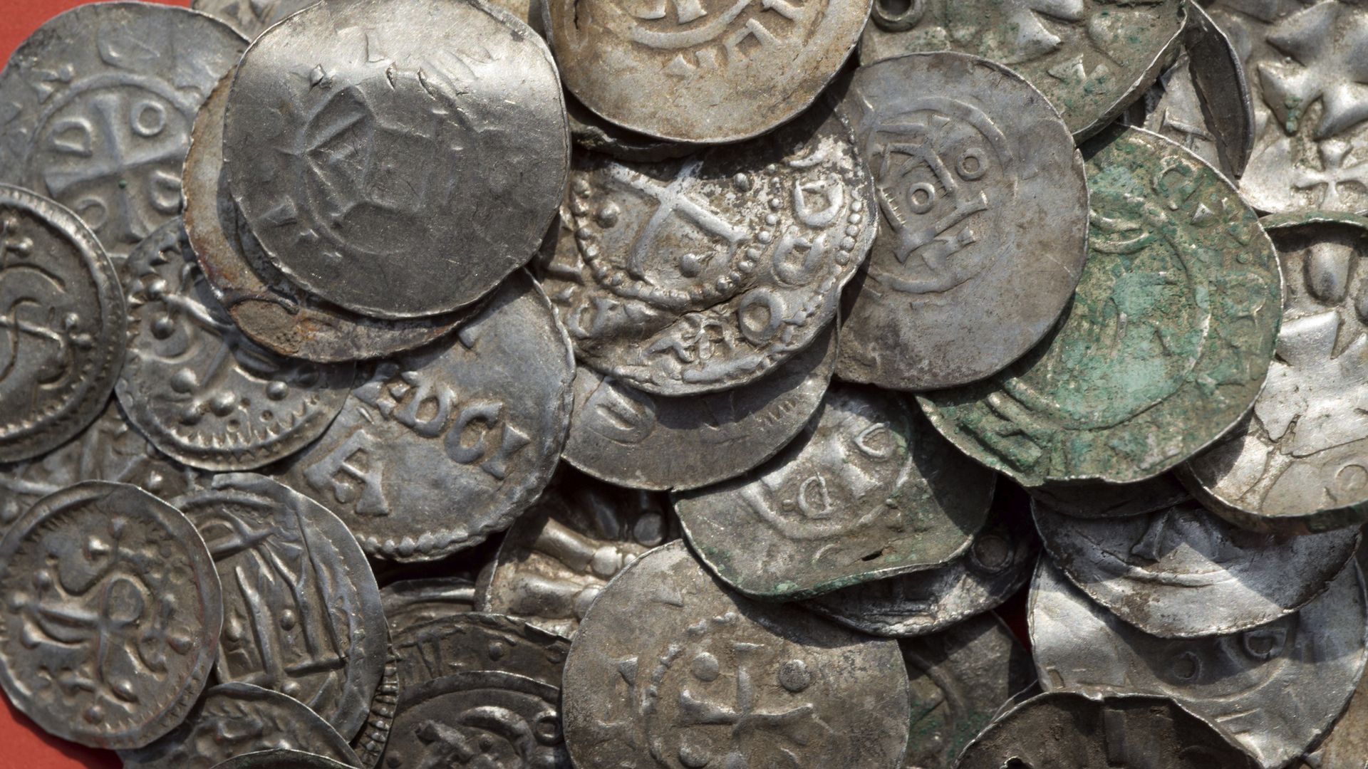 Moedas medievais encontradas na ilha alemã de Ruegen no mar Báltico Moedas medievais encontradas na ilha alemã de Ruegen no mar Báltico - Sputnik Brasil, 1920, 08.09.2026