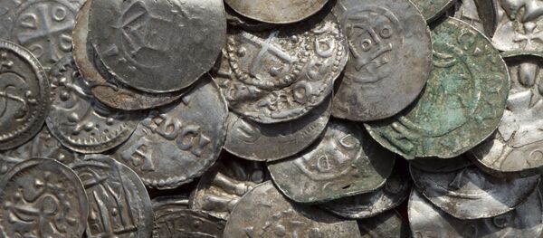 Moedas medievais encontradas na ilha alemã de Ruegen no mar Báltico - Sputnik Brasil