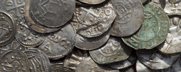 Moedas medievais encontradas na ilha alemã de Ruegen no mar Báltico Moedas medievais encontradas na ilha alemã de Ruegen no mar Báltico - Sputnik Brasil