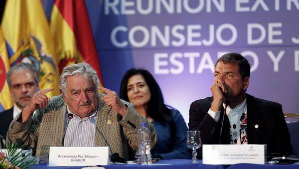 New UNASUR President Jose Mujica, President of Uruguay, left, speaks while Ecuador's President Rafael Correa, listens during the UNASUR summit in Guayaquil, Ecuador, Thursday, Dec. 4, 2014 - Sputnik Brasil