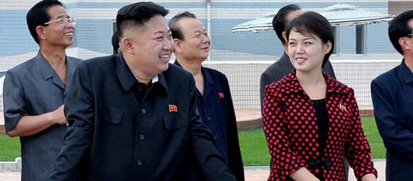 O líder norte-coreano Kim Jong-un acompanhado por sua esposa Ri Sol-ju - Sputnik Brasil