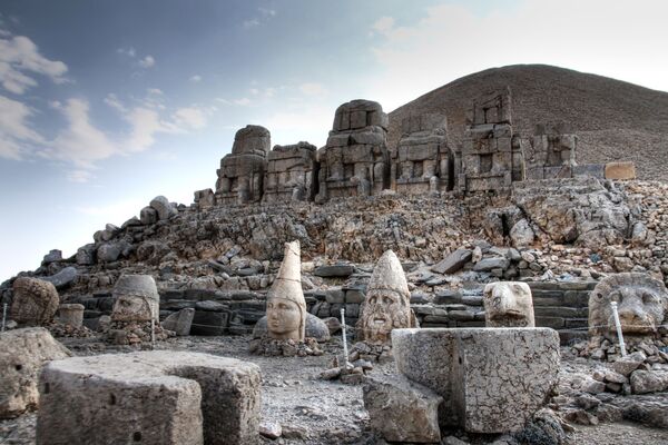 Nemrut Dag – o monte localizado a 100 km da cidade de Adiyaman, Turquia. Lá, a 2.150 metros acima do nível do mar, encontram-se ruínas do túmulo do rei Antíoco I - Sputnik Brasil