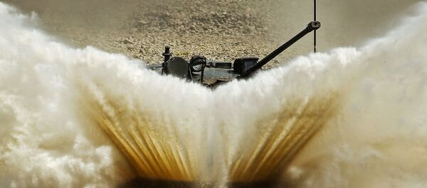 Veículo de combate aerotransportado superando um obstáculo aquático (imagem referencial) - Sputnik Brasil