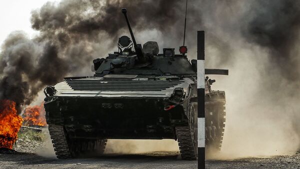 Veículo de combate de infantaria BMP-2 durante competições Pelotão de Desembarque no sul da Rússia - Sputnik Brasil