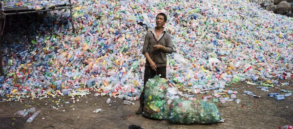 Trabalhador chinês separa latas de plástico nos arredores de Pequim - Sputnik Brasil
