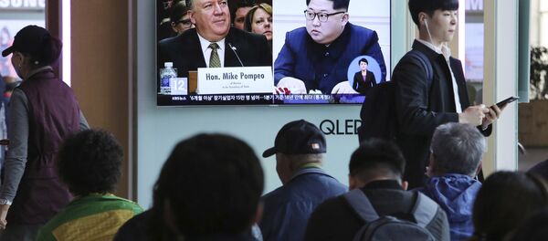 Sul-coreanos assistem a um programa de TV mostrando o líder norte-coreano Kim Jong-un (à direita) e ex-diretor da CIA, Mike Pompeo, que viajou secretamente na semana passada à Coreia do Norte - Sputnik Brasil