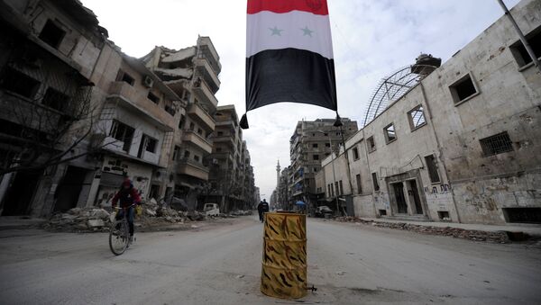 Bandeira da Síria vista em um bairro destruído de Aleppo (foto de arquivo) - Sputnik Brasil
