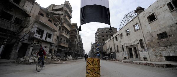 Bandeira da Síria vista em um bairro destruído de Aleppo (foto de arquivo) - Sputnik Brasil