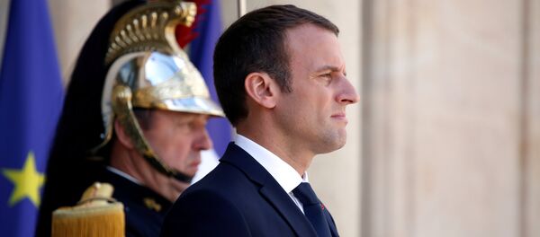 O presidente francês Emmanuel Macron está na escadaria do Palácio do Eliseu, em Paris, França (foto de arquivo). - Sputnik Brasil