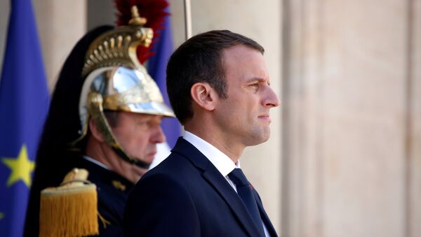 O presidente francês Emmanuel Macron está na escadaria do Palácio do Eliseu, em Paris, França (foto de arquivo). - Sputnik Brasil