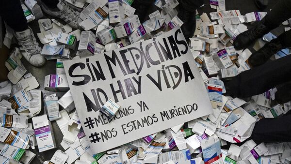Cartaz com frase Sem medicamentos não há vida durante protestos por falta de remédios em hospitais em frente ao Ministério da Saúde, Caracas, abril de 2018 - Sputnik Brasil