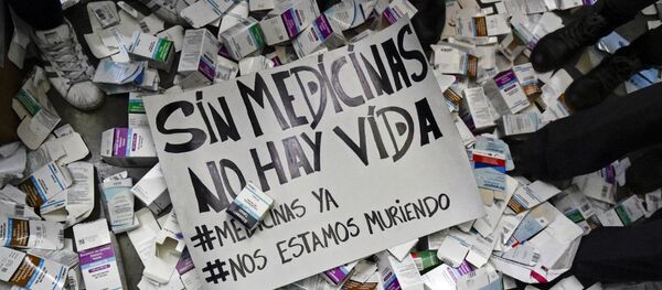 Cartaz com frase Sem medicamentos não há vida durante protestos por falta de remédios em hospitais em frente ao Ministério da Saúde, Caracas, abril de 2018 - Sputnik Brasil