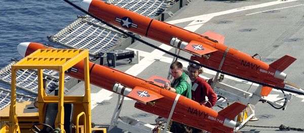 Tripulação da Marinha dos EUA preparando drones, mar do Sulu, no sul das Filipinas, 4 de junho de 2007 - Sputnik Brasil