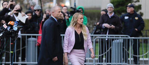 Atriz pornô, Stormy Daniels, acompanhada pelo seu advogado, Michael Avenatti, deixando Tribunal Federal de Nova York, 16 de abril de 2018 - Sputnik Brasil
