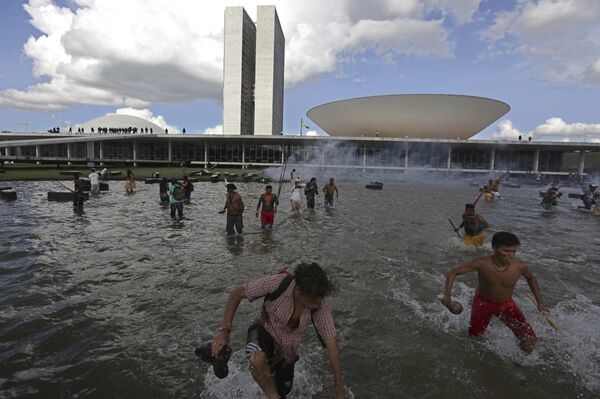 Durante o Acampamento Terra Livre de 2017, indígenas são reprimidos com gás lacrimogêneo em Brasília. - Sputnik Brasil