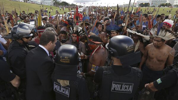 Durante o Acampamento Terra Livre de 2017, indígenas são reprimidos com gás lacrimogêneo em Brasília. - Sputnik Brasil