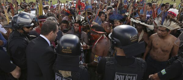 Durante o Acampamento Terra Livre de 2017, indígenas são reprimidos com gás lacrimogêneo em Brasília. - Sputnik Brasil