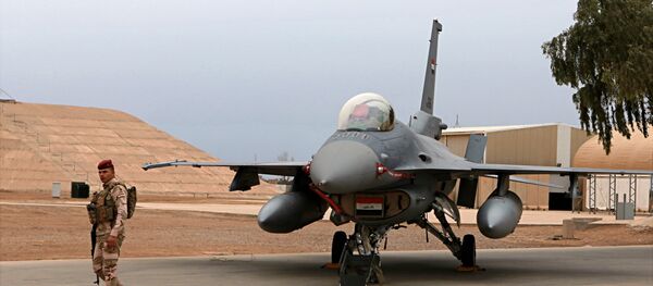 Militar iraquiano perto de um caça F-16 da Força Aérea do Iraque na base aérea de Balad, fevereiro de 2018 - Sputnik Brasil