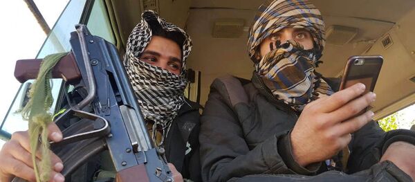 Radicais sendo evacuados em ônibus da cidade de Douma, região de Ghouta Oriental, Síria Radicais sendo evacuados em ônibus da cidade de Douma, região de Ghouta Oriental, Síria - Sputnik Brasil