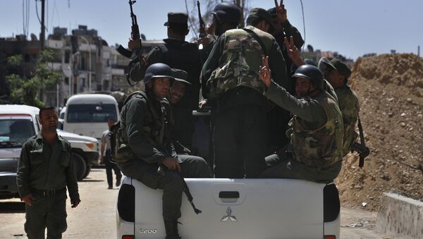 Soldados sírios patrulhando a cidade de Douma, local do suposto ataque químico, 16 de abril - Sputnik Brasil