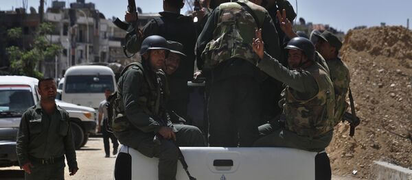 Soldados sírios patrulhando a cidade de Douma, local do suposto ataque químico, 16 de abril - Sputnik Brasil