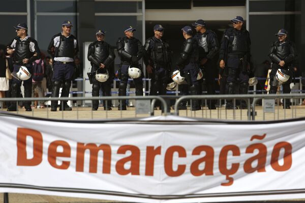 Polícia guarda Supremo Tribunal Federal (STF) diante de protesto indígena que pede demarcação de terras. - Sputnik Brasil