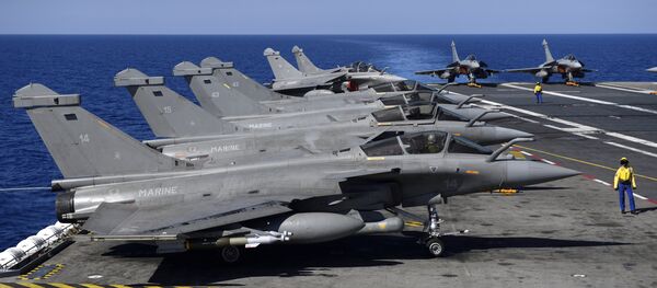 Caças Rafale antes da decolagem no convés do porta-aviões Charles de Gaulle, no mar Mediterrâneo, como parte da Operação Arromanches III, 1 de outubro de 2016 - Sputnik Brasil
