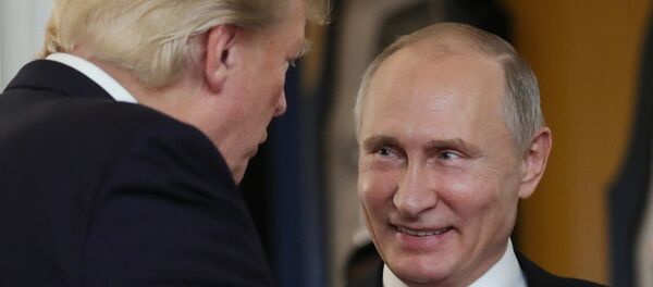Presidente russo Vladimir Putin com seu homólogo norte-americano Donald Trump durante a cúpula da APEC - Sputnik Brasil