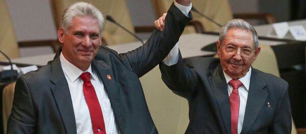 Ex-presidente de Cuba, Raul Castro, com novo líder do país, Miguel Díaz-Canel, na Assembleia Nacional em Havana, Cuba, 19 de abril de 2018 - Sputnik Brasil