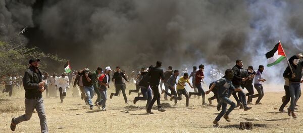 Manifestantes palestinos correm para se proteger de bombas de gás lacrimogêneo disparadas por soldados israelenses durante confrontos em Gaza (arquivo) Manifestantes palestinos correm para se proteger de bombas de gás lacrimogêneo disparadas por soldados israelenses durante confrontos em Gaza (arquivo) - Sputnik Brasil