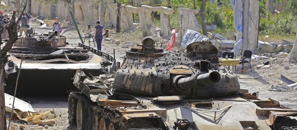 Tanques destruídos em uma estrada na cidade síria de Douma - Sputnik Brasil