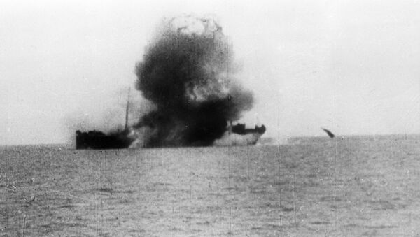Navio sendo torpedeado durante exercícios navais (foto de arquivo) - Sputnik Brasil