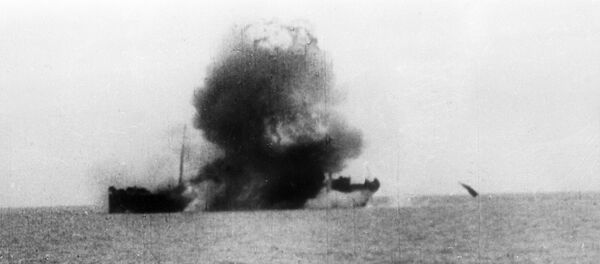 Navio sendo torpedeado durante exercícios navais (foto de arquivo) - Sputnik Brasil