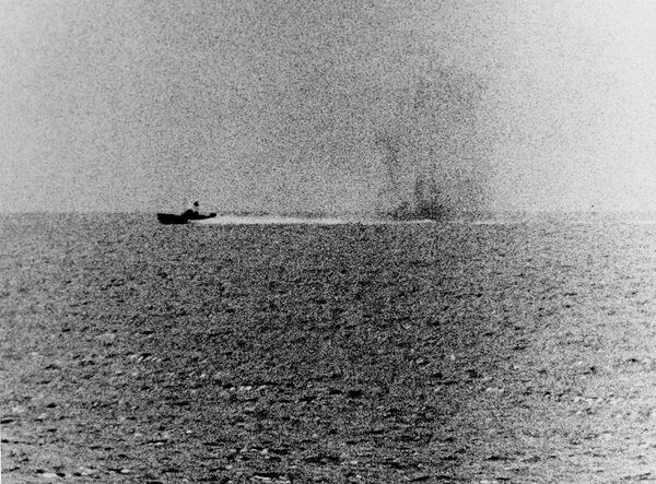 Lancha vietnamita procura evitar o fogo do USS Maddox (2 de agosto de 1964) - Sputnik Brasil
