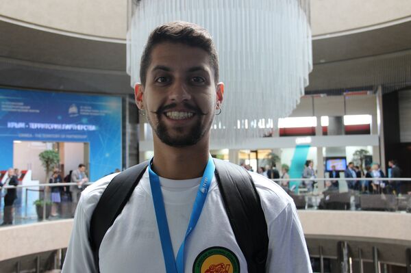 Henrique Domingues, Coordenador-Geral da BRICS Youth Students League (YSL), no 4.º Fórum de Economia Internacional de Yalta, em 20 de abril de 2018 - Sputnik Brasil