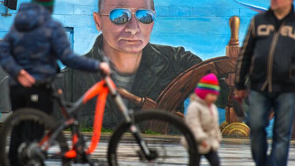 Pedestres junto com o retrato de Putin, na cidade de Yalta, na Crimeia (foto de arquivo) - Sputnik Brasil