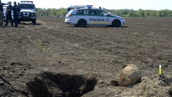 Bombas não explodidas em um campo perto da cidade de Sturovo, Eslováquia - Sputnik Brasil