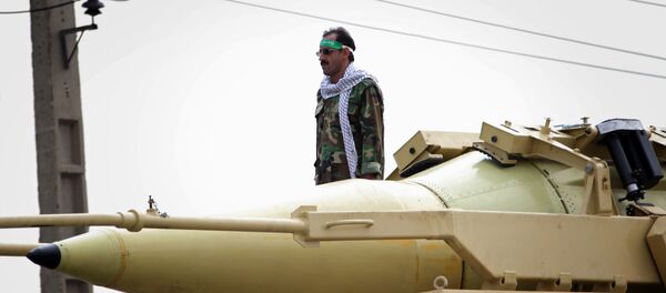Membro da Guarda Revolucionária Iraniana ao lado do míssil balístico Shabab-3 Membro da Guarda Revolucionária Iraniana ao lado do míssil balístico Shabab-3 - Sputnik Brasil