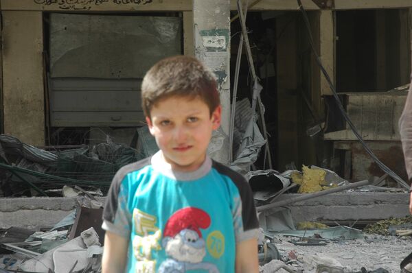 Mustafa, menino sírio, participando da encenação do ataque químico em Douma - Sputnik Brasil