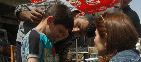 Mustafa, menino sírio, participando da encenação do ataque químico em Douma - Sputnik Brasil