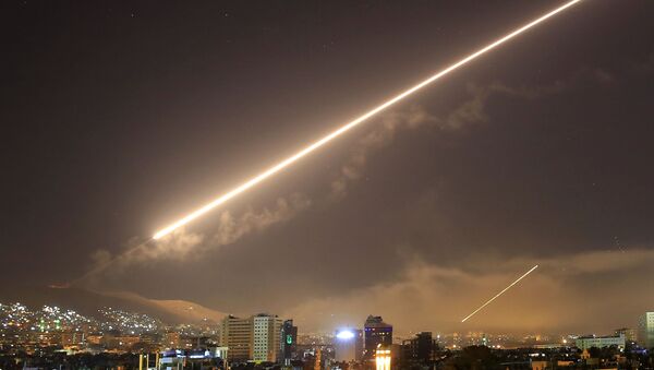 Míssil atravessando o céu sobre Damasco durante o ataque aéreo lançado pelos EUA e seus aliados. - Sputnik Brasil