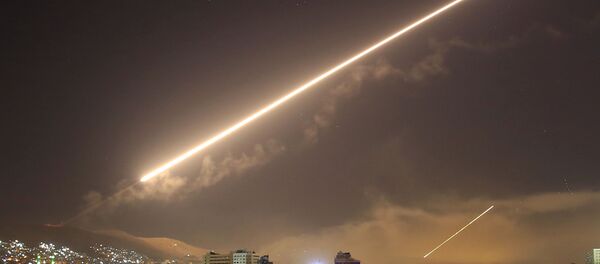 Míssil atravessando o céu sobre Damasco durante o ataque aéreo lançado pelos EUA e seus aliados. Míssil atravessando o céu sobre Damasco durante o ataque aéreo lançado pelos EUA e seus aliados. - Sputnik Brasil