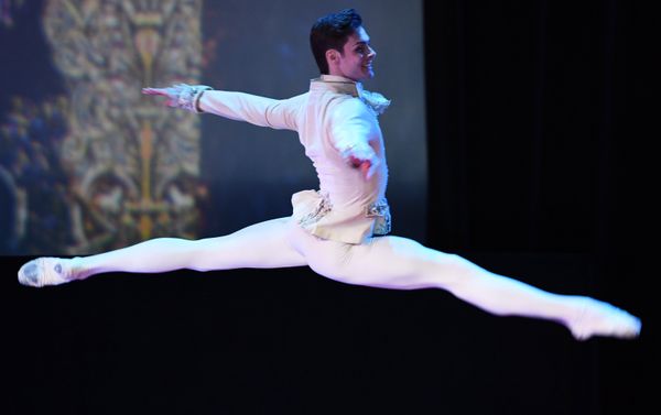 Jacopo Tissi (Teatro Bolshoi da Rússia) no concerto de gala de estrelas de bailé no Palácio do Estado do Kremlin em Moscou. Jacopo Tissi (Teatro Bolshoi da Rússia) no concerto de gala de estrelas de bailé no Palácio do Estado do Kremlin em Moscou. - Sputnik Brasil