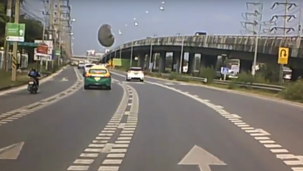 Tampa de concreto quase atinge carro ao cair na estrada - Sputnik Brasil