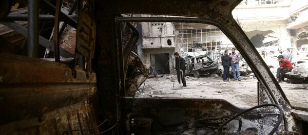 Um homem de muletas caminha em um local danificado na cidade sitiada de Douma, em Ghouta Oriental, em Damasco, na Síria. - Sputnik Brasil